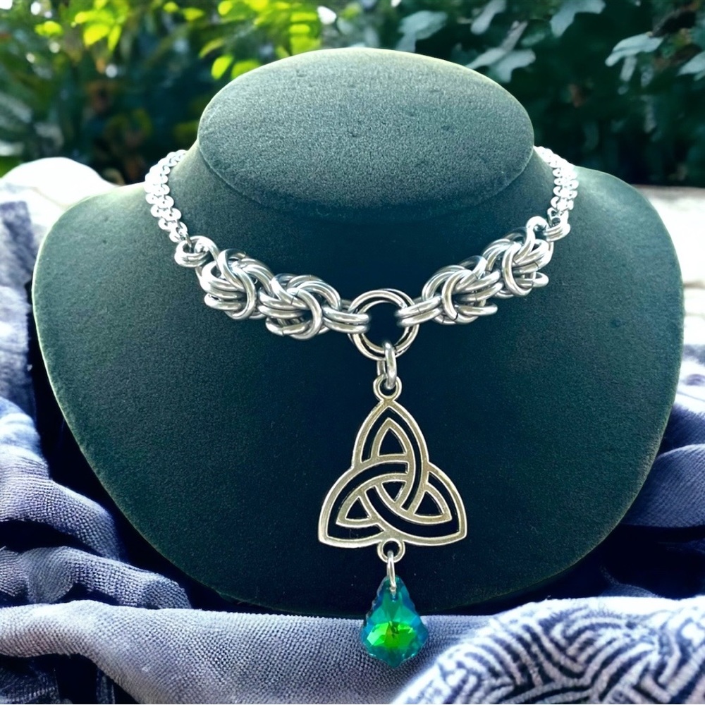 Handmade maille choker necklace celtic knot charm & green austrian crystal